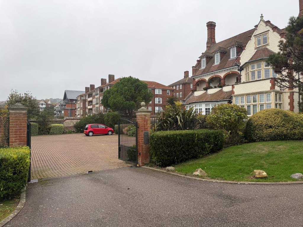 Lot: 127 - GROUND FLOOR FLAT WITH GARDENS AND PARKING IN FAVOURED MEADS LOCATION - Front elevation with gated parking area